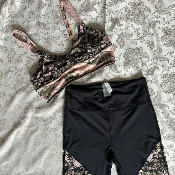 Spell and the Gypsy Activewear yoga set - Picture 4 of 9